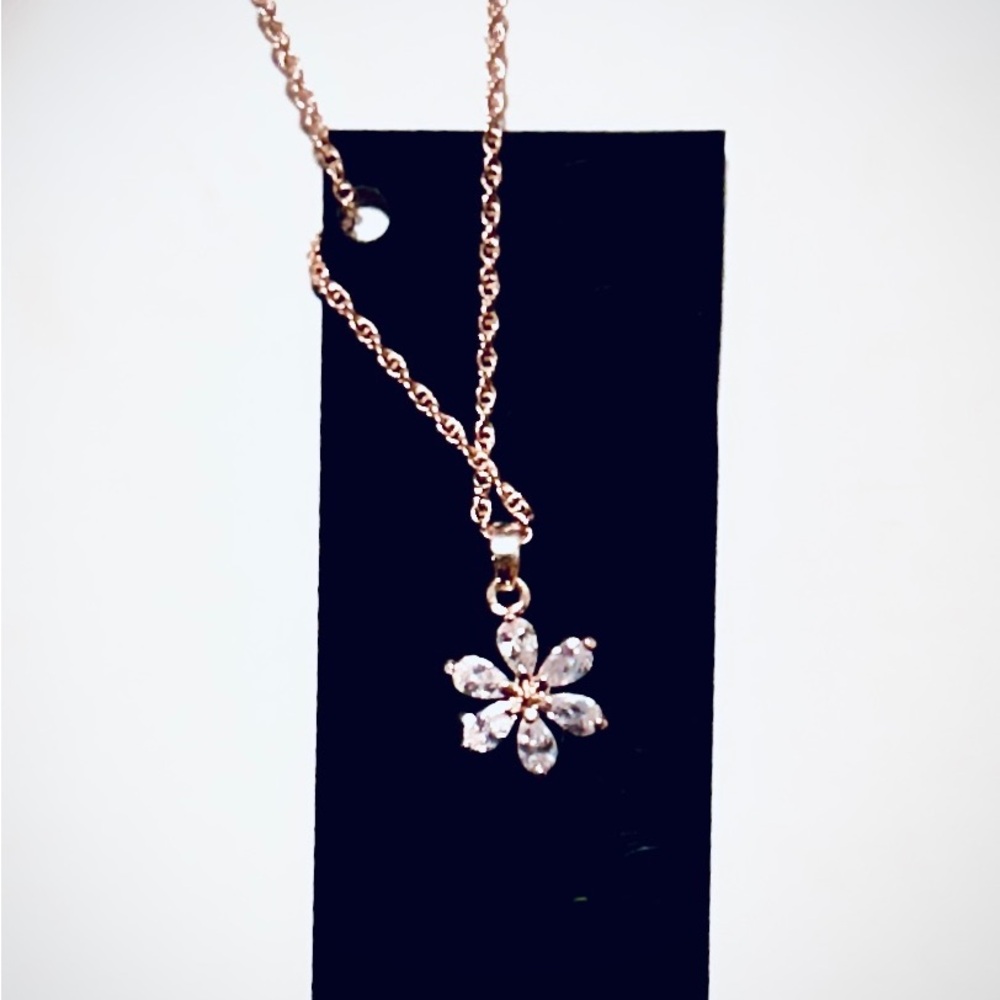 SALE!!! Necklace Dazzling Golden Floral Pendant NWT